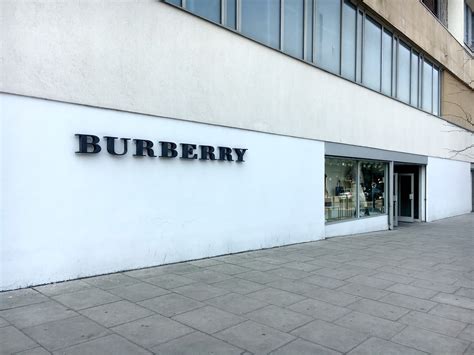 burberry london opening hours